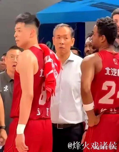 许利民赛后逗弄杰曼宝宝并与马帝昂家人互动 许利民赛后逗弄杰曼宝宝并与马帝昂家人互动