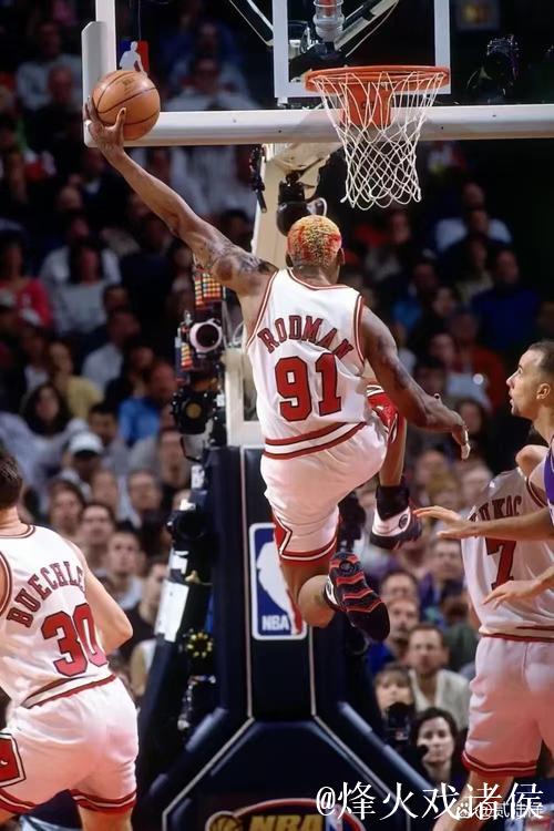 布朗引诱内线防守，高抛传球助攻奥利弗单手抗压拨球入框！